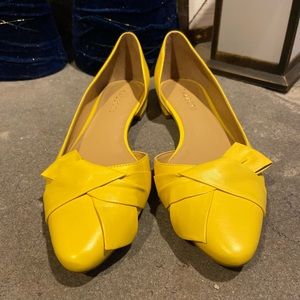 Talbots Yellow flats with bow detail  🌻